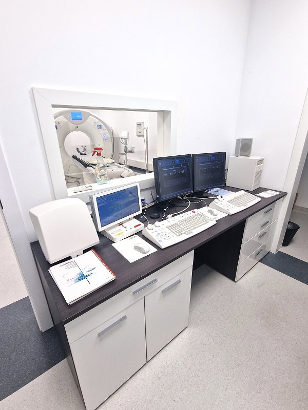 CT scanner view station. CT scanner workstation. LBN Medical. First CT scan test
