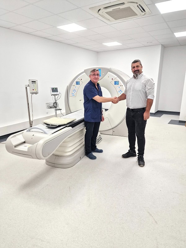 CT scanner installation - client from Poland shaking hands with LBN Medical engineer